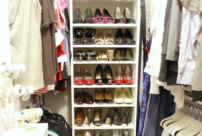 I recently completely reorganized our master closet (details coming soon), so I definitely have closets on my mind. I also feel like spring is a great time to tackle projects like that. I wanted to share some of my favorite closet organizing inspiration from around the web if you're looking to refresh your own closet. Here's 6 ways that inspired me. - getorganizedhq.com